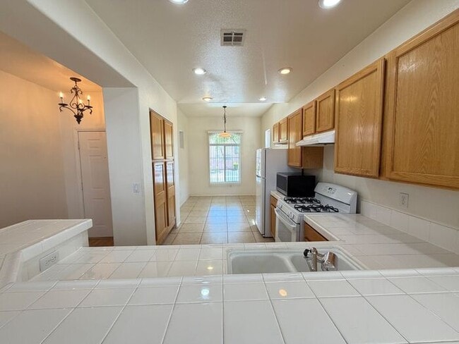 Building Photo - Carry Over Showing: This property has been shown before and will be rented to the first most qual...