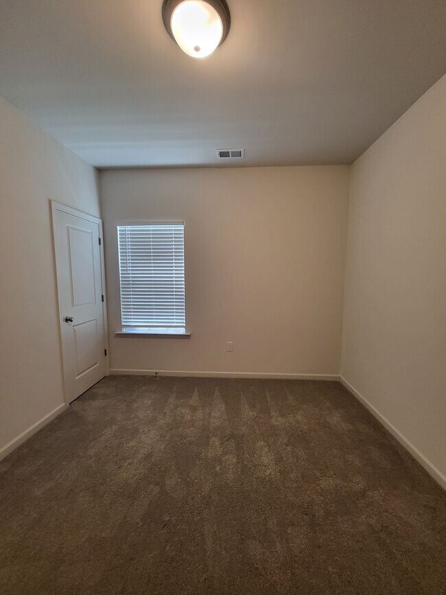 Building Photo - Cute, Well Maintained, Ranch Close to Mountain Island Lake