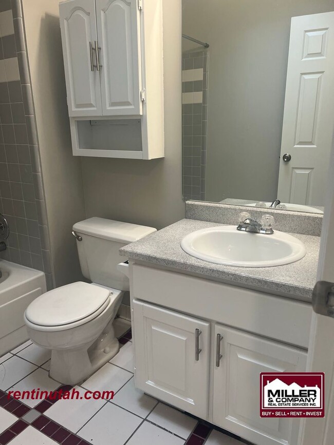 Building Photo - Beautiful newly remodeled home in Sandy Fo...