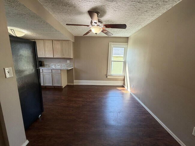 Building Photo - 421 Allyn St