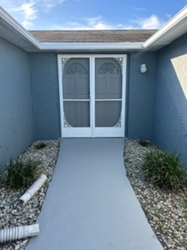 Building Photo - Beautiful 3 bedroom, 2 bath pool home in a lovely community.