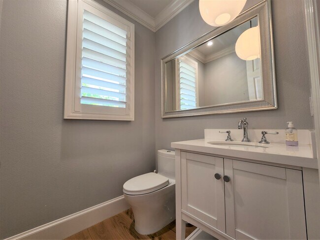 Building Photo - Updated Home Available in Downtown Palo Alto available first week of September!