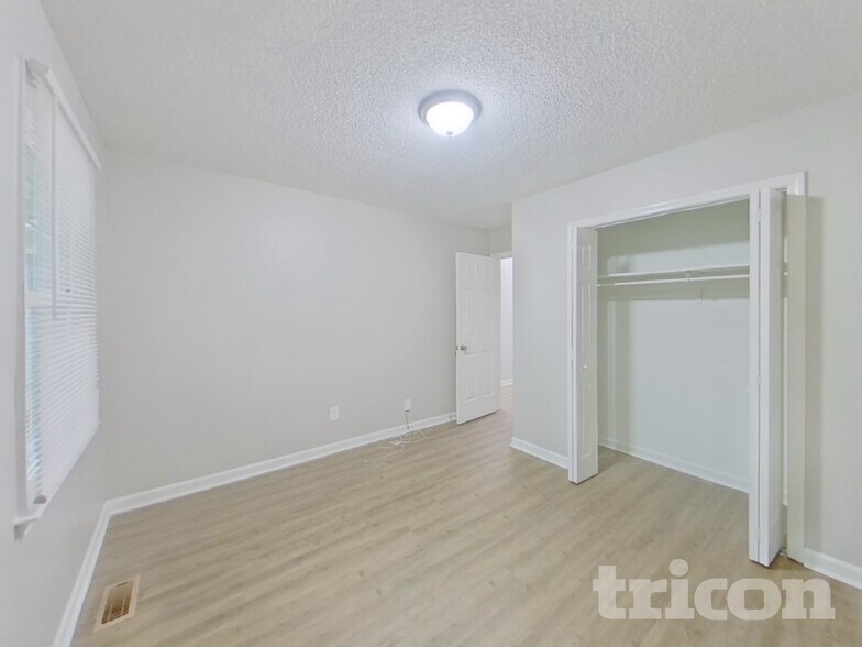 Building Photo - 204 Kemsing Rd