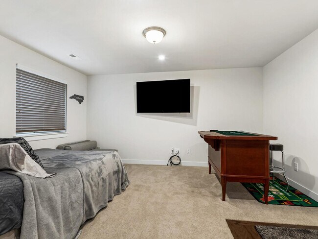 Building Photo - End unit townhome just minutes from uptown!!
