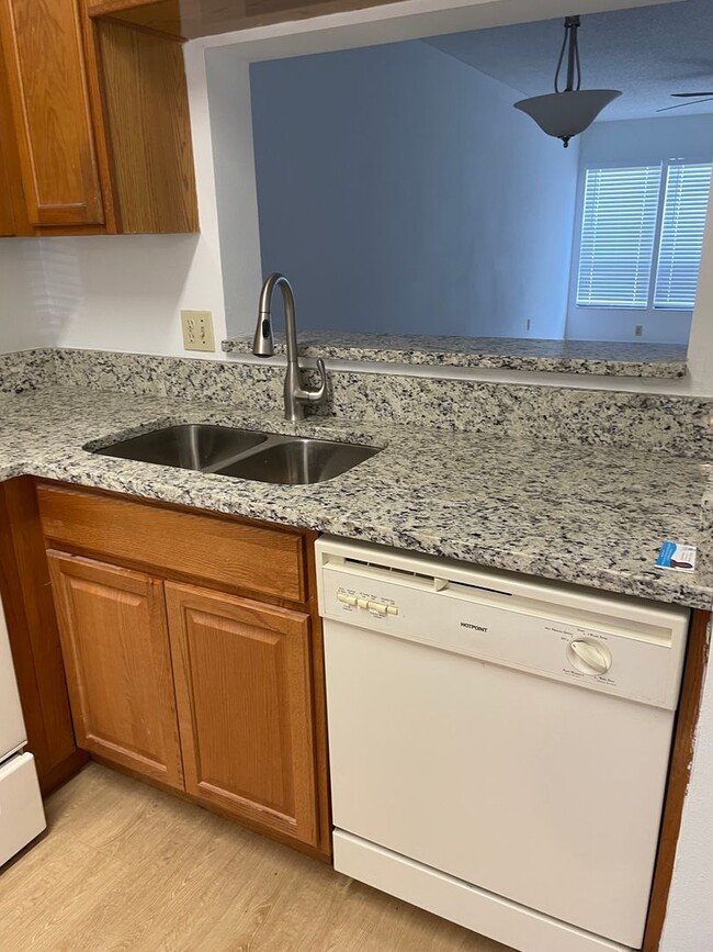 Building Photo - Recently Updated 2bd 2bth Condo Available ...