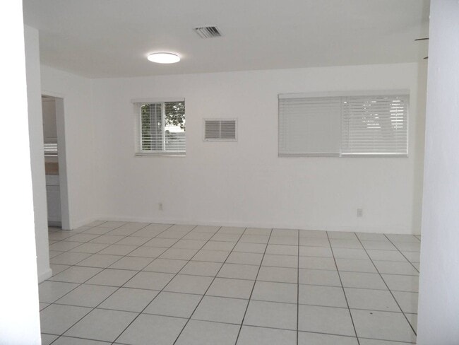 Building Photo - 3021 NE 7th Ave