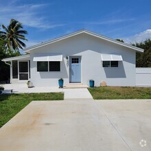 Building Photo - 2 Bedroom Duplex in Naples Park - Annual R...