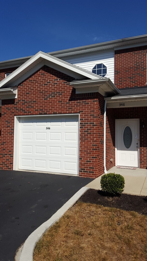 Primary Photo - Beautiful 2 Bedroom Condo off of Shelbyvil...