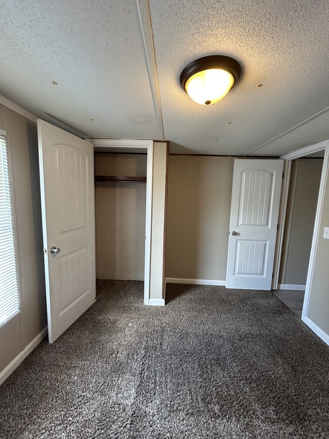 Building Photo - 405 Debby St