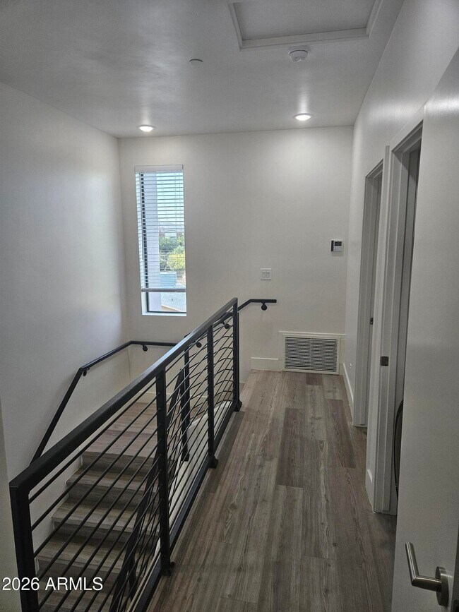 Building Photo - 309 S Roosevelt St