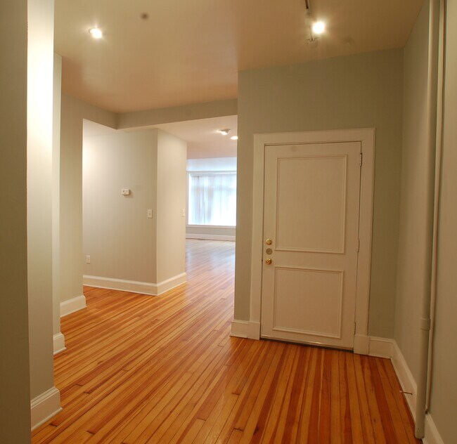 Building Photo - 313 N Charles St