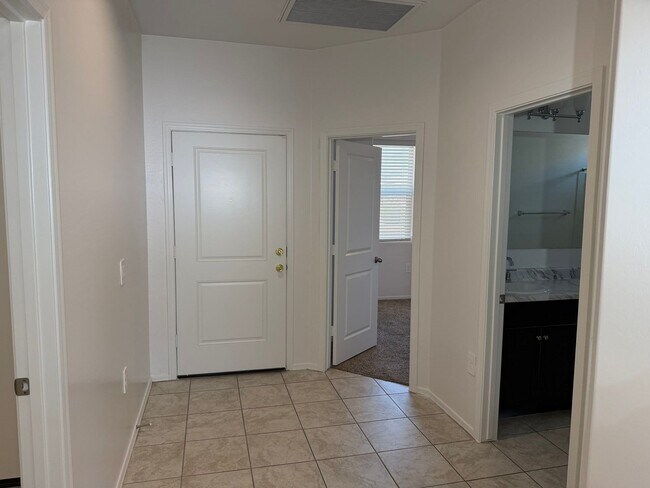 Building Photo - 9427 E Alfalfa Dr