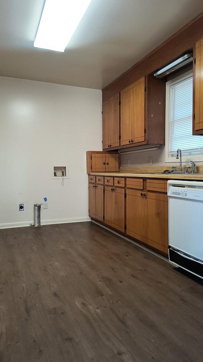 Building Photo - 304 W 34th Ave