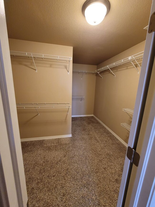 Building Photo - Spacious 4 Bedroom for Rent on Desert Lily