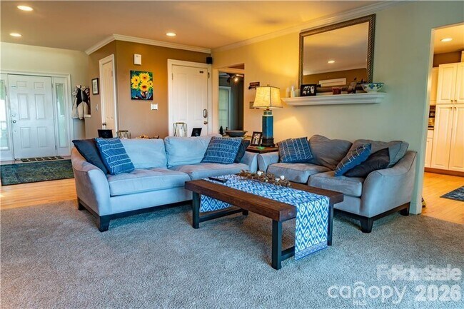 Building Photo - 40 Crestwood Dr