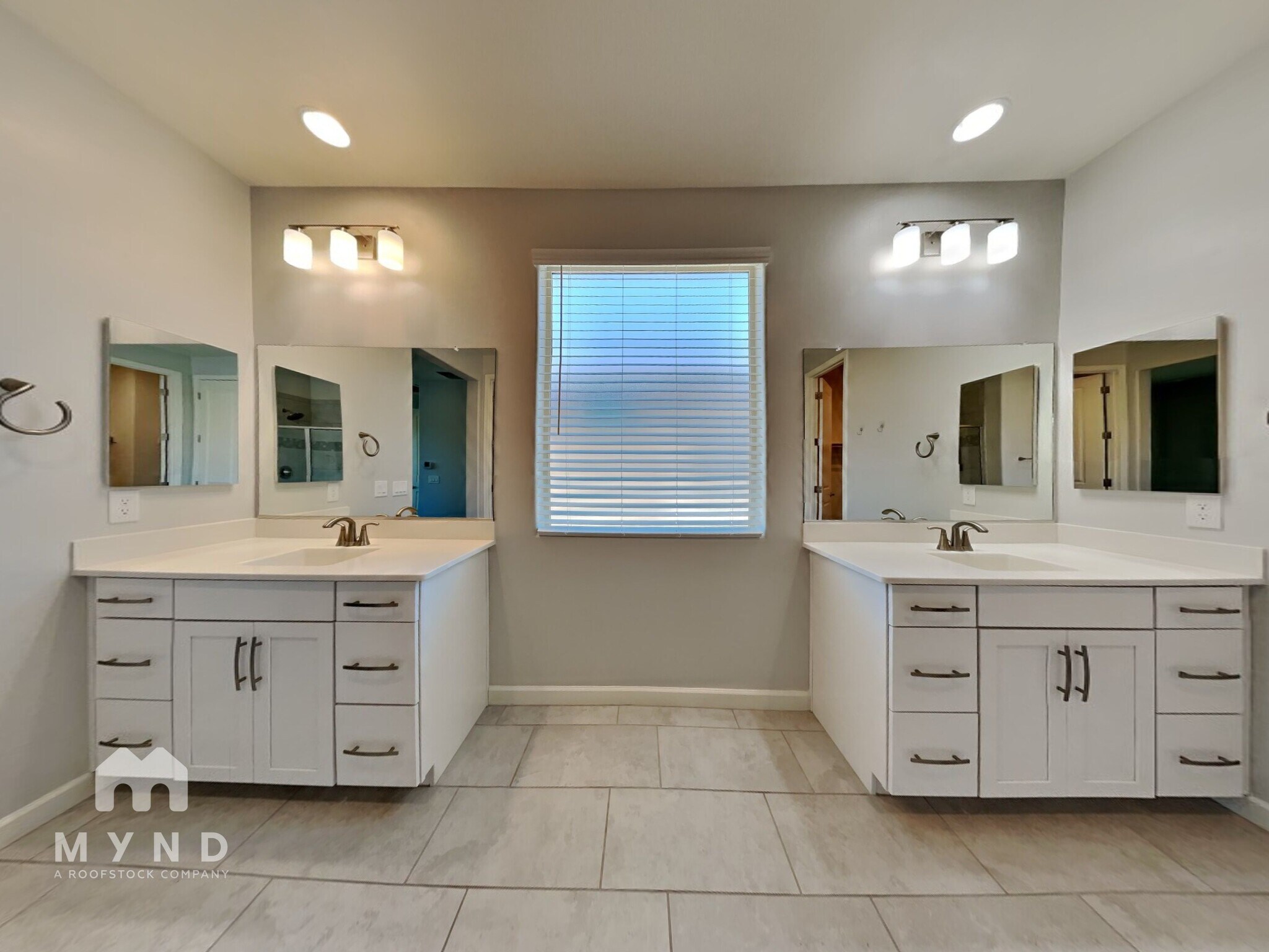 Building Photo - 720 E Silver Canyon Pl