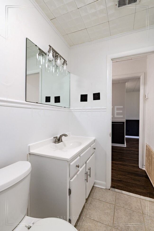 Building Photo - Updated 3 Bedroom/2 Bathroom Home in Mobile!