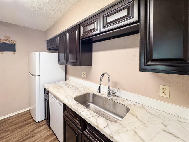 Building Photo - 10555 Turtlewood Ct