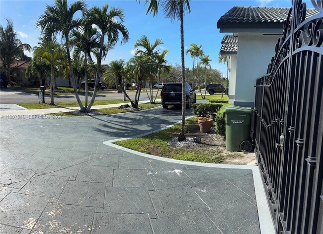 Building Photo - 709 SE 13th Terrace