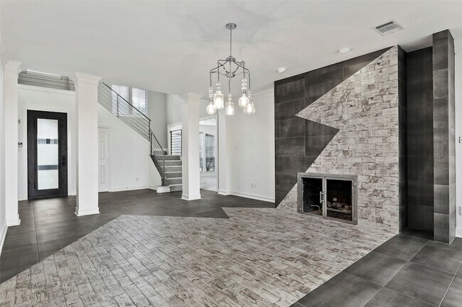 Building Photo - 545 Oak Hill Dr