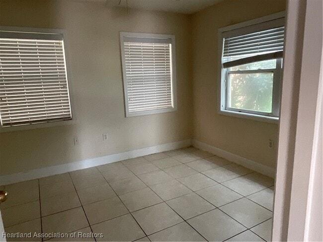 Building Photo - 1001 Lakeview Dr