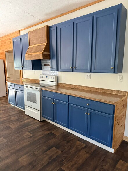 Primary Photo - 195 Little River Rd