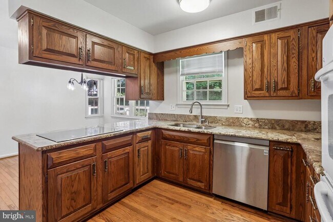 Building Photo - 903 Ridge Dr