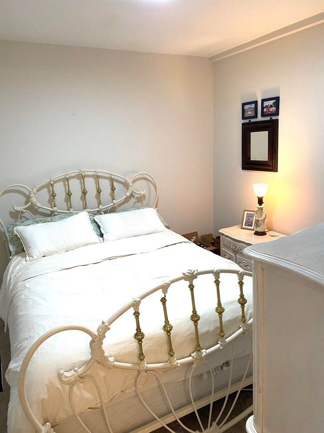 Building Photo - Beautifully remodeled 5 bed / 3 bath on pr...