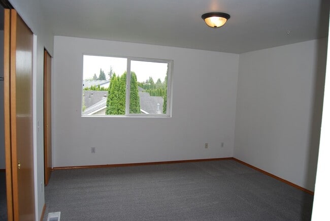 Building Photo - Spacious 2 bedroom 2.5 Bath Townhome in Auburn