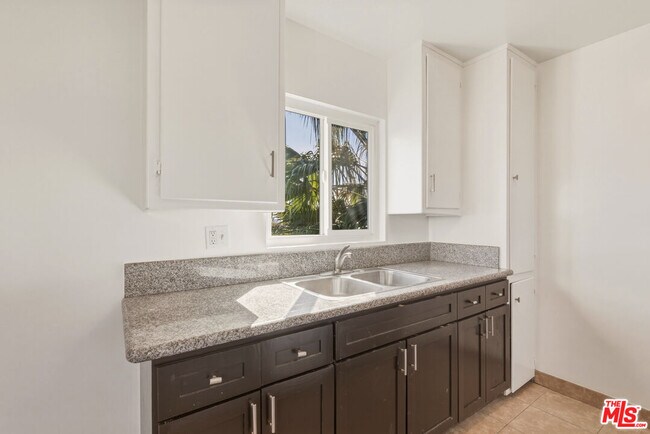 Building Photo - 5117 Crenshaw Blvd