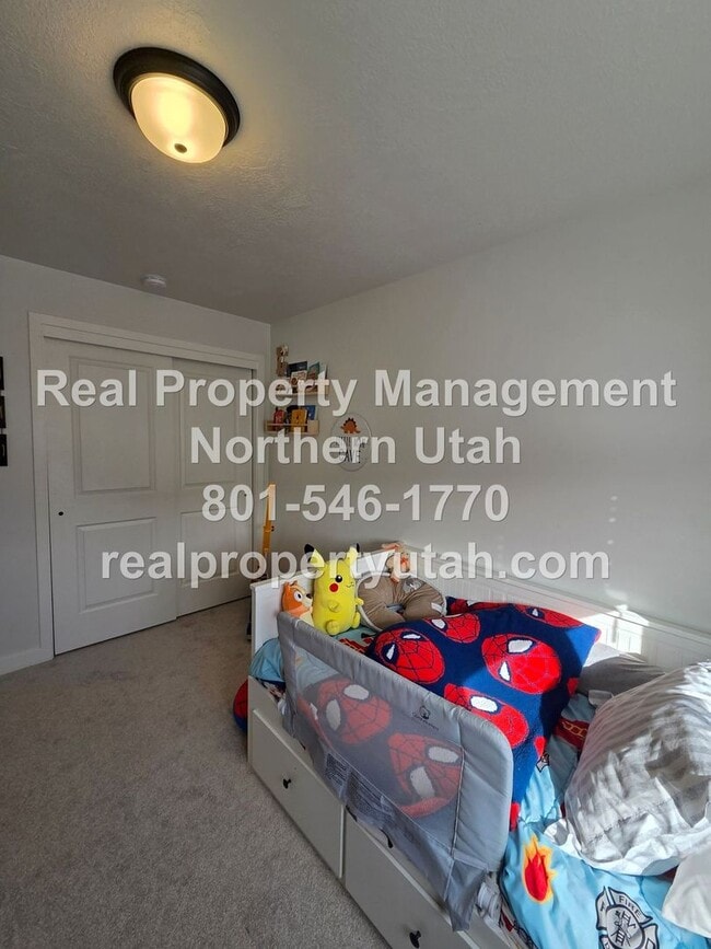 Building Photo - Stunning 4 Bedroom 2.5 Bath Home in Syracuse