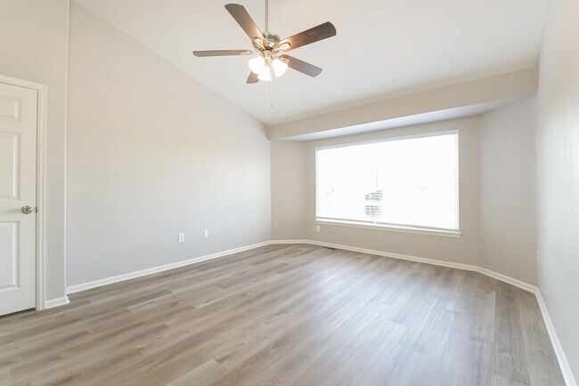 Building Photo - 549 S 17th Ave