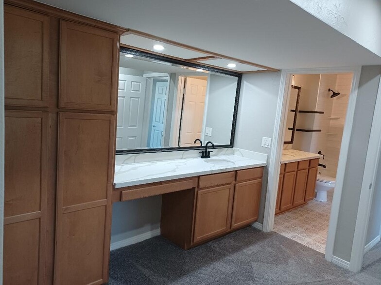 Vanity bathroom - 1440 Lambert W Rd