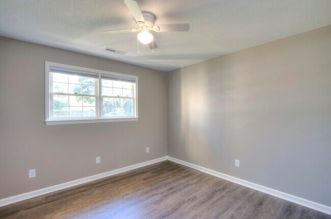 Building Photo - 407 Alice Ct