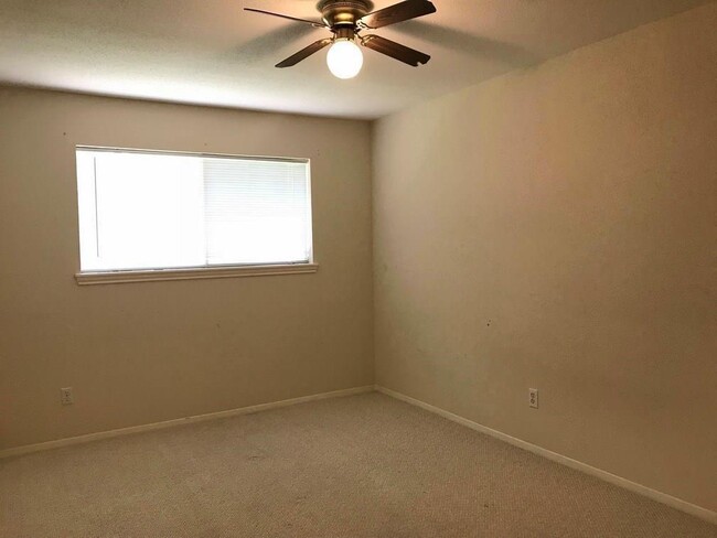 Building Photo - 1103 Ashdale Dr