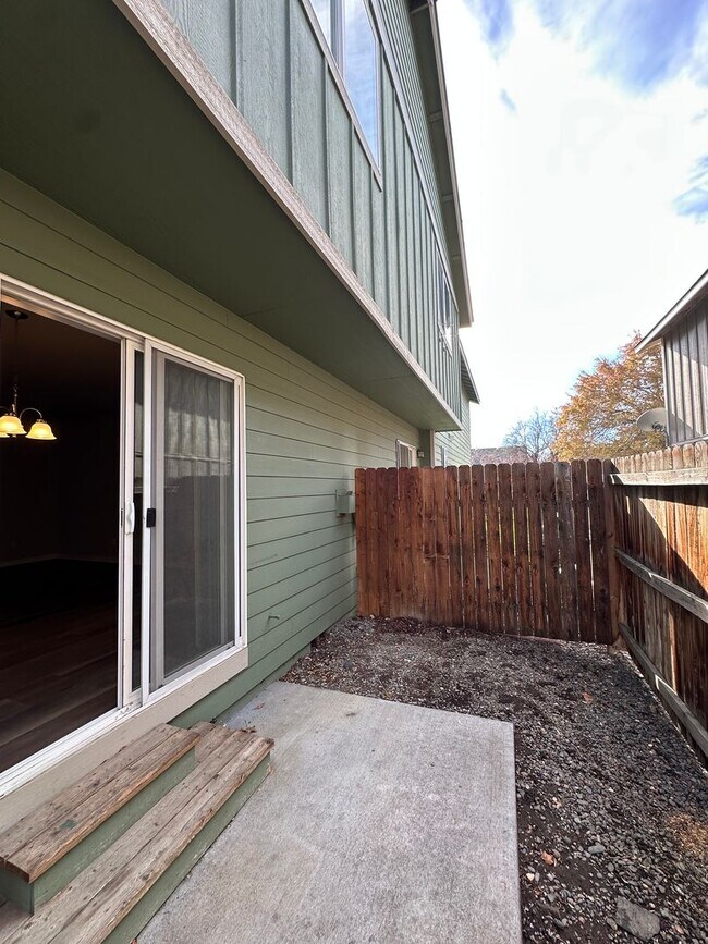 Building Photo - Juniper Ave 4-Plex (Juniper Prop.) - 02900-JUNI-00