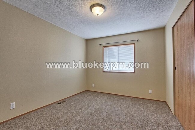 Building Photo - 2 Bed, 2 Bath Home with View of MT. Hood in Oregon City