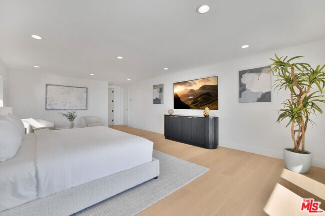 Building Photo - 30020 Morning View Dr