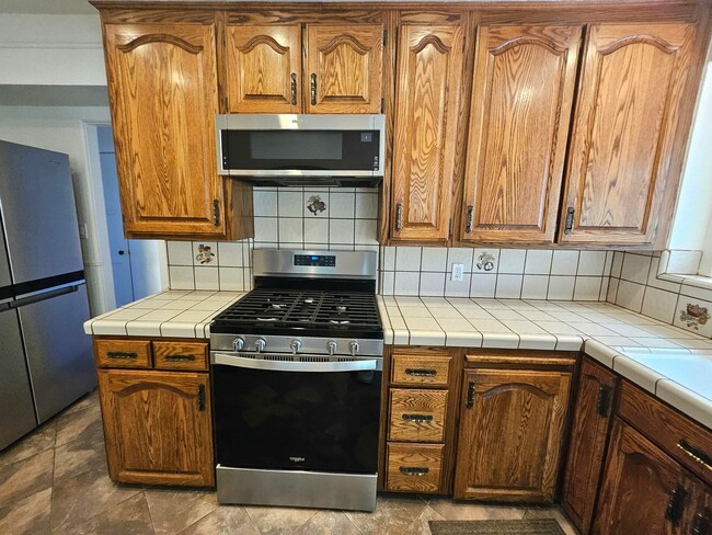 Building Photo - **Charming 3-Bedroom Home in Burbank Rancho**