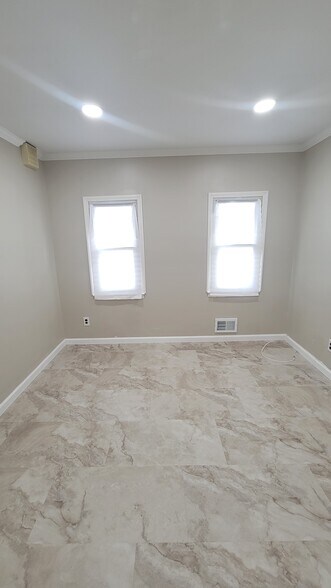 Building Photo - 15 Windsor Rd