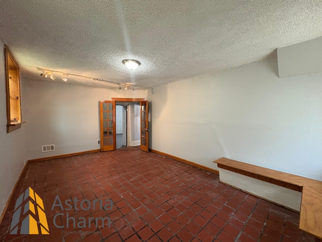 Building Photo - 3-Bedroom Home with Fireplace, Fenced Yard...