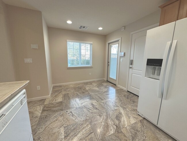 Building Photo - Beautifully Upgraded 3BD/2.5BA Citrus Heights Home with Covered Patio & Modern Amenities!