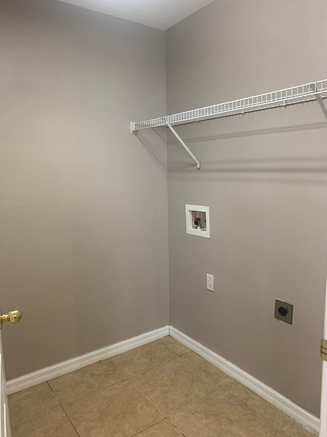 Building Photo - 3/2 Condo w/ 2 Car Garage in Harmony, FL