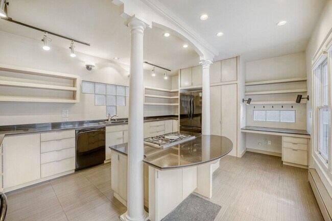 Building Photo - Capitol Hill Home