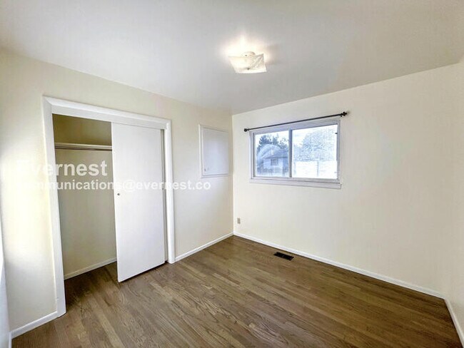 Building Photo - 808 S Sheridan Ave