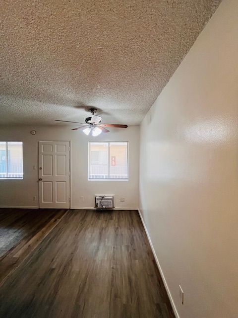 Building Photo - 1260 Beachwood Dr