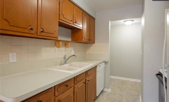 Building Photo - 22081 River Oaks Dr