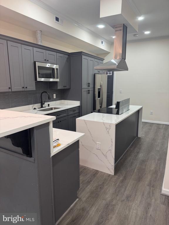 Building Photo - 312 E 25th St