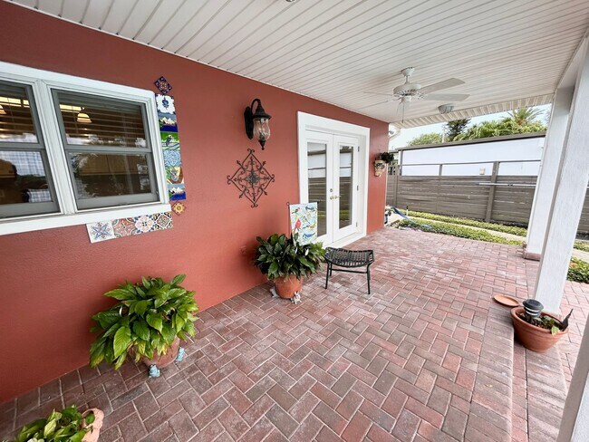 Building Photo - Classic waterfront Snell Isle Estates 3 Bed 2.5 Bath Home w/ private dock and boat lift!