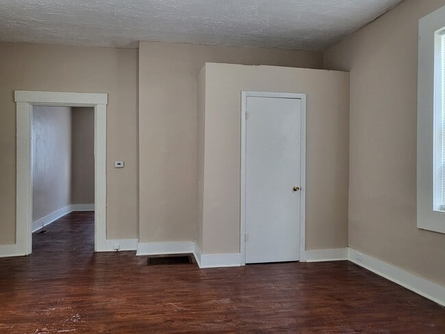 Building Photo - Cozy, clean, stove, fridge, and washer/dryer